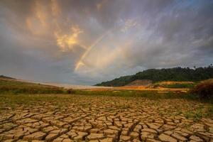 barst droog land- in mengkuang dam, penang, Maleisië gedurende droogte periode foto