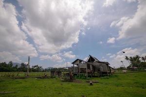 vervallen traditioneel houten hut foto