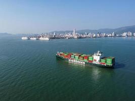 groenblijvend houder reis schip aankomen penang eiland foto