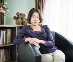 jong Aziatisch vrouw kort haar- ontspanning in leven kamer foto