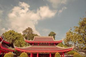 dakpan van traditioneel Chinese tempels wanneer dag tijd van Chinese nieuw jaar. de foto is geschikt naar gebruik voor Chinese nieuw jaar, maan- nieuw jaar achtergrond en inhoud media.