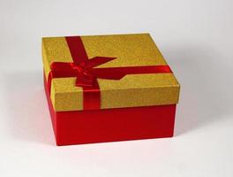 Gesloten geschenk doos met boog Aan wit achtergrond foto