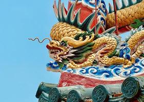 draak standbeeld, draak symbool, draak Chinese, is een mooi Thais en Chinese architectuur van altaar, tempel. een symbool van mooi zo geluk en welvaart gedurende de Chinese nieuw jaar feesten. foto