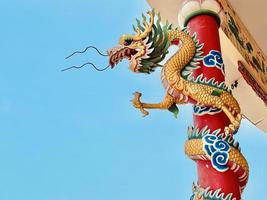 draak standbeeld, draak symbool, draak Chinese, is een mooi Thais en Chinese architectuur van altaar, tempel. een symbool van mooi zo geluk en welvaart gedurende de Chinese nieuw jaar feesten. foto