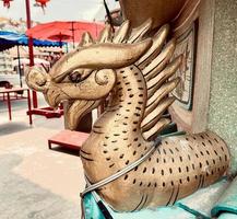 draak standbeeld, draak symbool, draak Chinese, is een mooi Thais en Chinese architectuur van altaar, tempel. een symbool van mooi zo geluk en welvaart gedurende de Chinese nieuw jaar feesten. foto