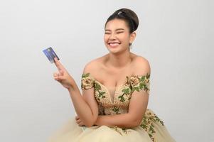 jong Aziatisch mooi bruid Holding dollar rekeningen en credit kaart in hand- foto