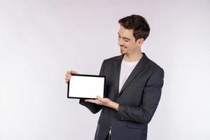 portret van aantrekkelijk vrolijk zakenman gebruik makend van apparaat app zoeken web geïsoleerd over- wit kleur achtergrond foto