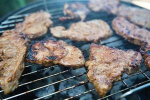 varkensvlees karbonades Aan houtskool bbq rooster foto