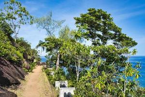 anse majoor natuur spoor rotsen, voetpad en planten, mahe Seychellen foto