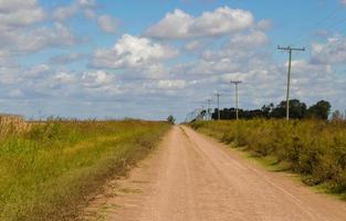 concept van afstand met veld- weg in de duidelijk foto