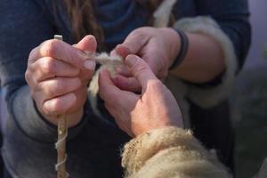 de handen dat spinnen wol fleece door hand- foto