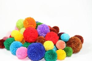 gekleurde wol pompons kleding stof mode accessoires foto