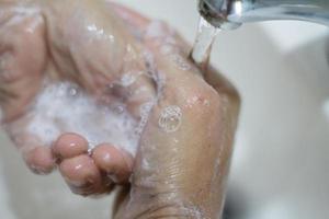 vrouw handen het wassen met zeep en water foto