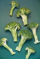 losse broccoli op donkergroene achtergrond foto