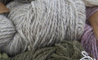 handwerk en geweven stoffen met schapen wol fleece foto