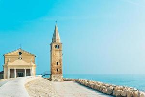 kerk van onze lieve vrouw van de engel op het strand van caorle italië foto