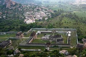 visie van achyuta raya tempel van hemakuta heuvel in hampi foto