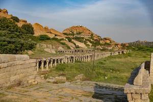 ruïnes van oud bazaar in voorkant van krishna tempel in hampi. foto