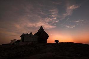 zonsondergang visie van shiva tempel Aan malyavanta heuvel in hampi foto