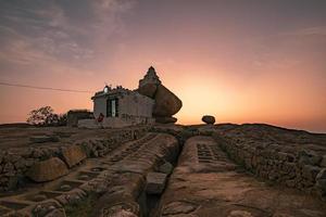 zonsondergang visie van shiva tempel Aan malyavanta heuvel in hampi foto