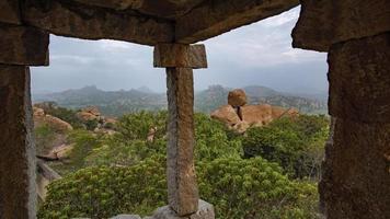 visie van hampi landschap van de ruïnes van malyavanta heuvel foto