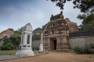 raghunatha tempel Aan malyavanta heuvel in hampi foto