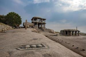 steen shiva linga Aan hemakuta heuvel in hampi. hampi, de hoofdstad van de vijayanagar rijk is een UNESCO wereld erfgoed plaats. foto