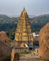 virupaksha tempel toegewijd naar heer shiva is gelegen in hampi in Indië. foto