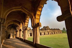 de olifant stal in hampi gebouwd voor olifanten van de vijayanagara rijk. foto