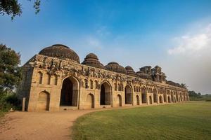 de olifant stal in hampi gebouwd voor olifanten van de vijayanagara rijk. foto