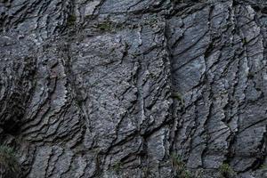 vreemde geologische rotswand met zijwaarts gaand patroon foto