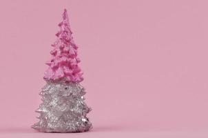 Kerstmis samenstelling. roze en zilver Kerstmis boom Aan een roze achtergrond. gelukkig vakantie. minimaal nieuw jaar concept. foto