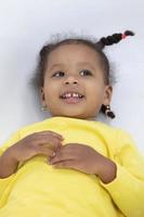 portret van een grappig weinig Afrikaanse Amerikaans meisje met staartjes. foto