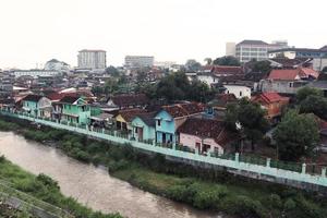 sloppenwijk behuizing Aan de buitenwijken van stad- naast de rivier- foto