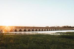 isfahan, iran, 2022 - siose pol of brug van 33 bogen, een van de oudste bruggen van esfahan en het langst brug Aan zayandeh rivier- foto