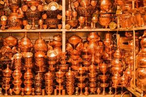 shiraz, iran, 2022 - bronzen potten in traditioneel moslim bazaar voor uitverkoop. handgemaakt hoge kwaliteit productie foto