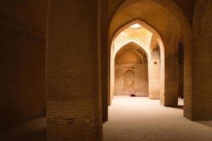 masjed-e jameh moskee plafond met dak cirkel venster en muqarna. mooi oudste Iraans moskee koepel interieur ontwerp. foto