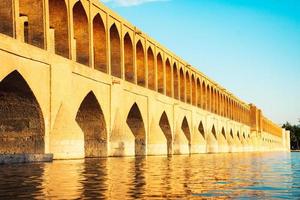 isfahan, iran, 2022 - siose pol of brug van 33 bogen, een van de oudste bruggen van esfahan en het langst brug Aan zayandeh rivier- foto