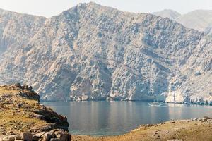 traditioneel tour boot Aan water Aan reis in Perzisch golf. Oman reizen beroemd vrije tijd activiteiten foto