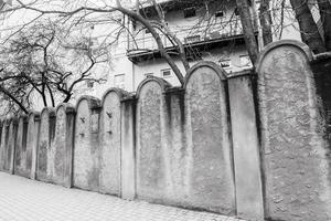 Krakau, Polen, 2023 - fragment van de muur van Joods getto in Krakau, Polen. getto muren waren gebouwd in stijl van Joods graven symboliseert lotsbestemming van tot slaaf gemaakt mensen. foto