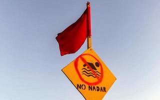 rood vlag zwemmen verboden hoog golven in puerto escondido Mexico. foto