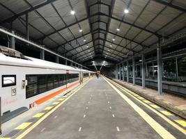 soerakarta, Indonesië. oktober 13, 2022. de situatie van solobalapan station Bij nacht foto