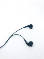 een paar- van geïsoleerd zwart oortelefoons met een wit achtergrond foto