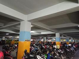 motorfiets parkeren Oppervlakte gelegen in de kelder van de Super goed moskee van Bandung Bandung - west jawa maart 19 2023 foto