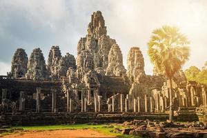 Bayon tempel een berg tempel gebouwd naar staan voor monteren meru, de centrum van de universum in Hindoe en boeddhistisch kosmologie, siem oogsten van Cambodja. foto