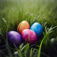 kleurrijk Pasen eieren aan het liegen in dicht groen gras - ai gegenereerd beeld foto