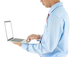 zakenman Holding een laptop met knipsel pad foto