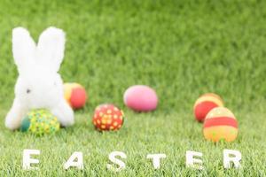konijn speelgoed en Pasen eieren met tekst foto