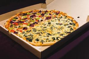 nieuw york stijl pizza's afhaalmaaltijd geïsoleerd in zwart achtergrond. foto