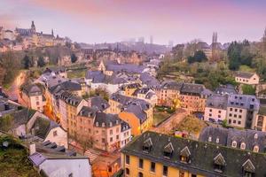 skyline van de oude stad luxemburg stad vanaf bovenaanzicht foto